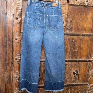 Judy Blue Cropped Wide Leg Jean High Waist
Raw Hem Denim Size 0/24